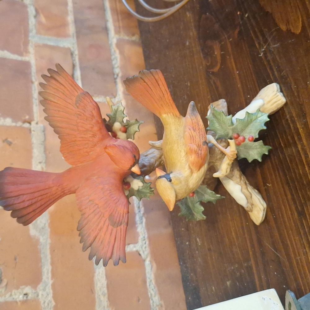 HOMCO 1995 Beautiful Classic Porcelain Cardinals in Winter and Holly Figurine